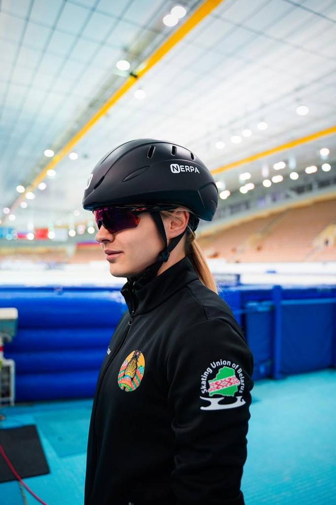 Short Track Helmet Black